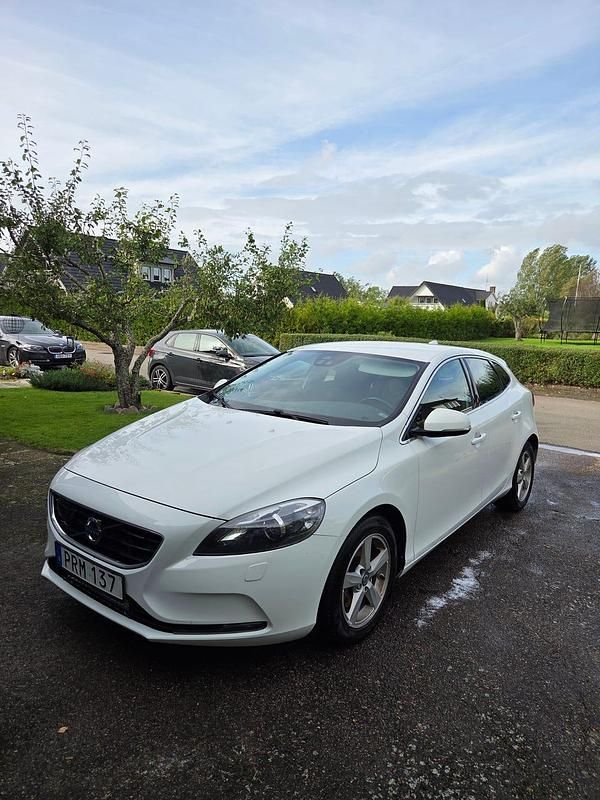 Begagnad 2015 Volvo V40 Halvkombi | 99 000 kr (Lite dyr) - Bild 1/3