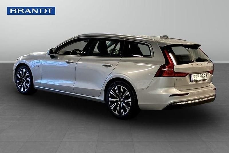Begagnad Volvo V60 Core 355 HK (261 kW) 2023 Silver Kombi