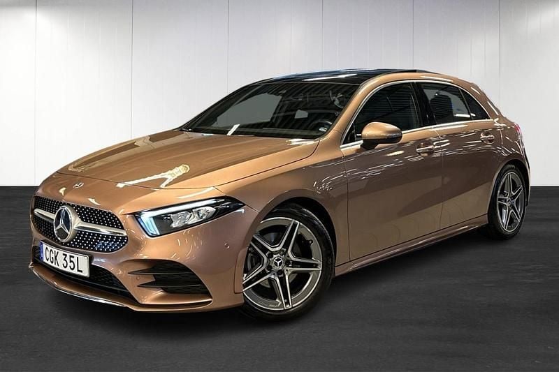 Ljusbrun (brown) Begagnad 2022 Mercedes A180 AMG line Halvkombi | 299 000 kr (Marknadspris) - Bild 1/4