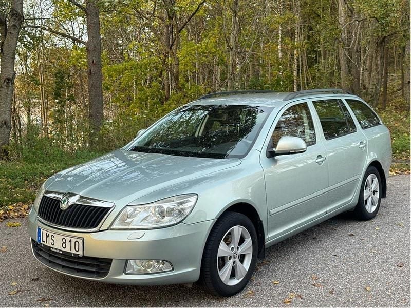 Grön Begagnad 2010 Skoda Octavia Elegance Kombi | 52 000 kr (Marknadspris) - Bild 1/4