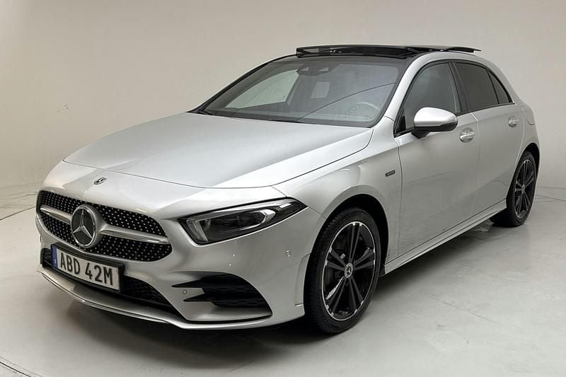 Silver Begagnad 2021 Mercedes A250 AMG line | 308 800 kr (Bra pris) - Bild 1/4