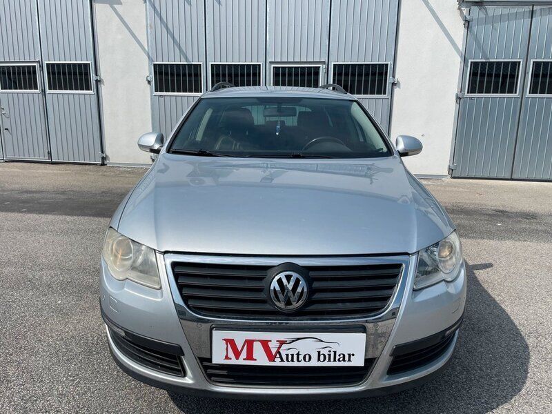 Silver Begagnad 2005 VW Passat Kombi | 34 000 kr (Marknadspris) - Bild 1/4