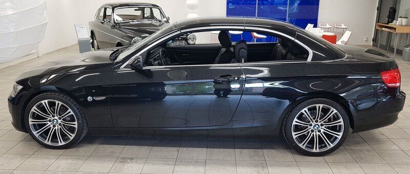 Svart (blacksapphire met) Begagnad 2008 BMW 320 Cabriolet Cab | 259 400 kr - Bild 1/4