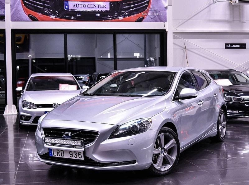 Silver Begagnad 2012 Volvo V40 Summum Kombi | 149 900 kr (Bra pris) - Bild 1/4