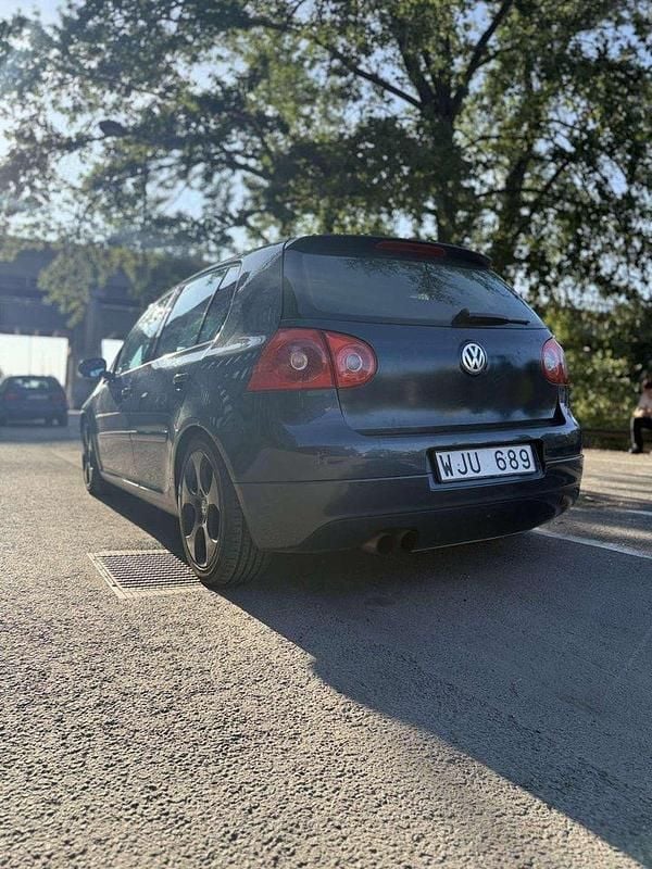 Grå Begagnad 2005 VW Golf V GTI Halvkombi | 37 999 kr (Marknadspris) - Bild 1/4