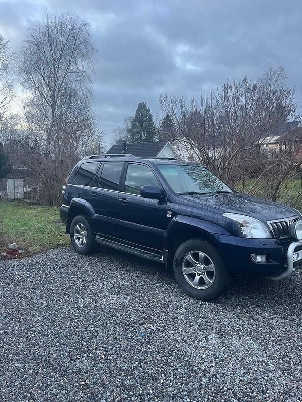 Blåmetallic Begagnad 2009 Toyota Land Cruiser SUV | 229 000 kr (Marknadspris) - Bild 1/4