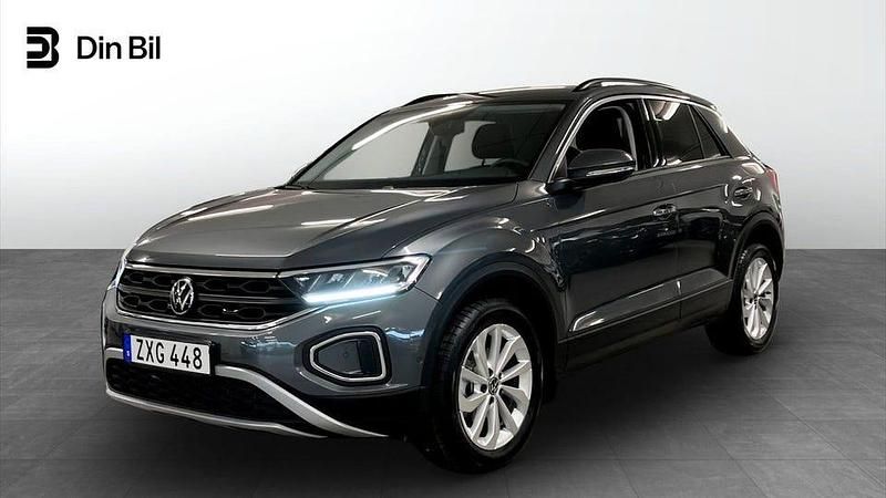 Grå (indium grey metallic) Begagnad 2024 VW T-Roc Life SUV | 294 900 kr (Marknadspris) - Bild 1/4