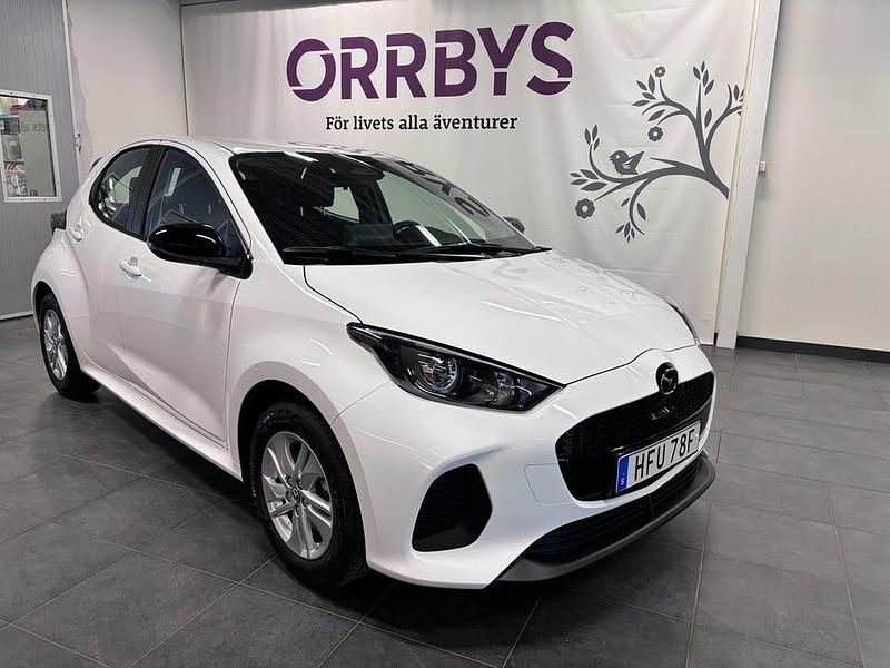 Lunar white Begagnad 2025 Mazda 2 Center-Line Halvkombi | 239 500 kr (Marknadspris) - Bild 1/4