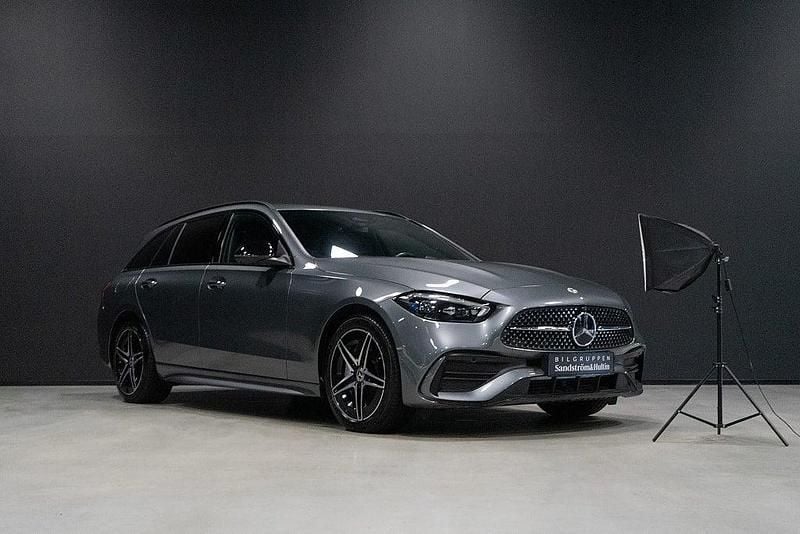 Grå Begagnad 2024 Mercedes C300e Premium Kombi | 519 000 kr (Marknadspris) - Bild 1/4