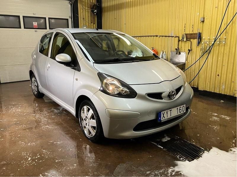 Silver Begagnad 2006 Toyota Aygo Halvkombi | 25 000 kr (Marknadspris) - Bild 1/4