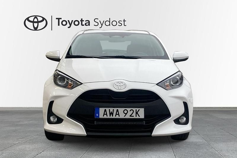 Begagnad Toyota Yaris Hybrid Active 117 HK (86 kW) 2024 Vit Halvkombi