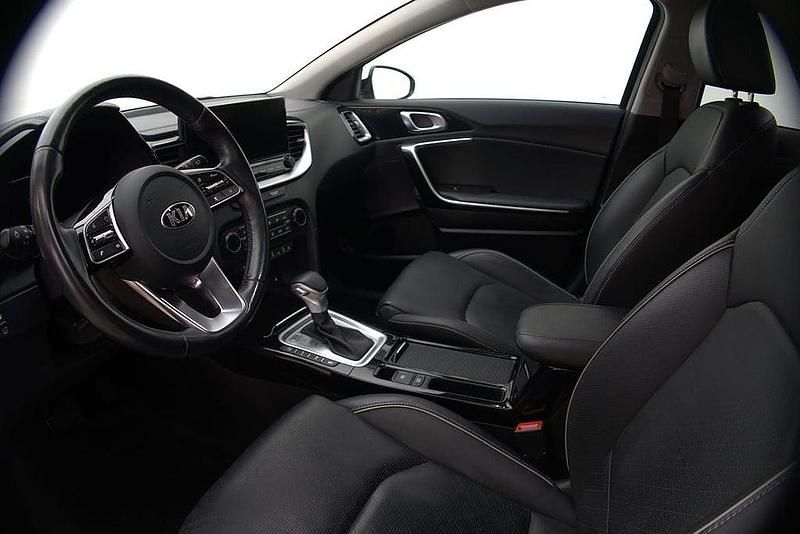 Begagnad Kia Ceed 105 HK (77 kW) 2021 Vit Halvkombi