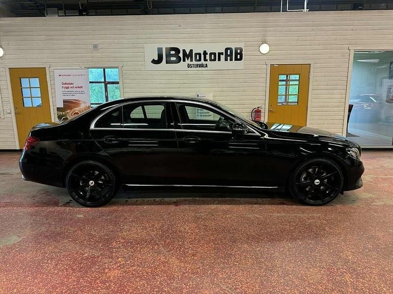 Svart Begagnad 2017 Mercedes E220 Avantgarde Sedan | 249 900 kr (Superpris) - Bild 1/4