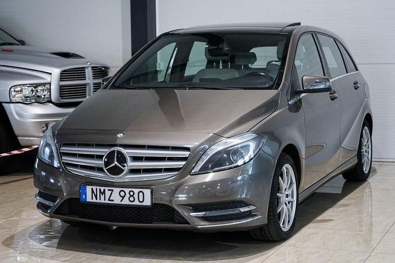 Grå Begagnad 2014 Mercedes B220 Minibuss | 139 500 kr - Bild 1/4