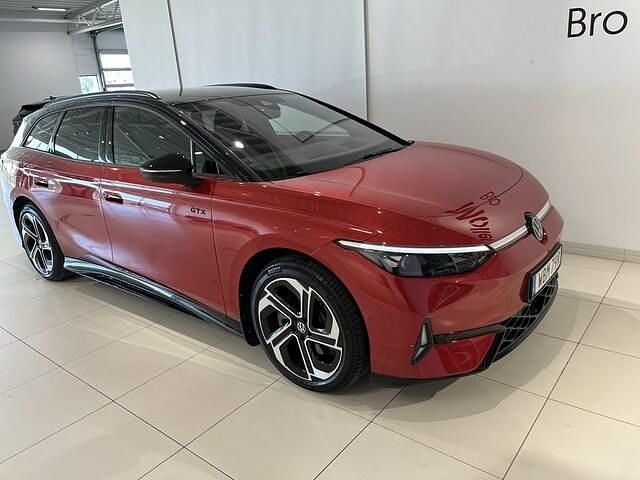 Röd (kings red metallic black) Begagnad 2025 VW ID.7 GTX Sedan | 634 000 kr - Bild 1/4