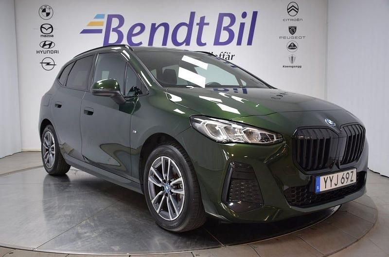 Sanremo green metallic Begagnad 2024 BMW 225 M Sport Minibuss | 369 500 kr - Bild 1/3