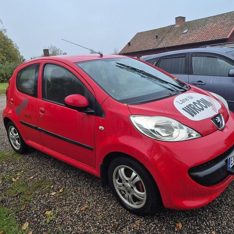 Röd Begagnad 2007 Peugeot 107 Halvkombi | 15 000 kr (Lite dyr) - Bild 1/4