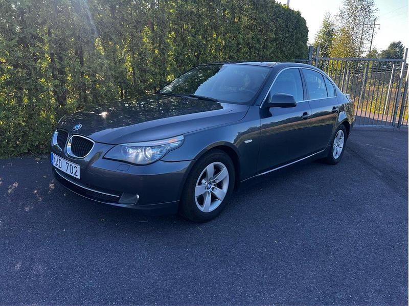 Grå Begagnad 2010 BMW 520 Sedan | 84 000 kr (Superpris) - Bild 1/4