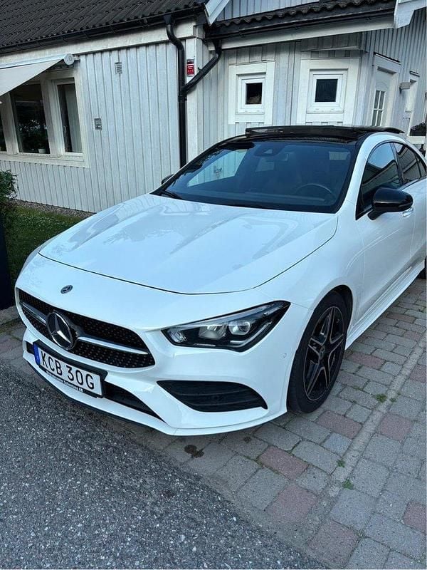 Vit Begagnad 2020 Mercedes CLA200 Sport Sportkupé | 325 000 kr (Marknadspris) - Bild 1/4