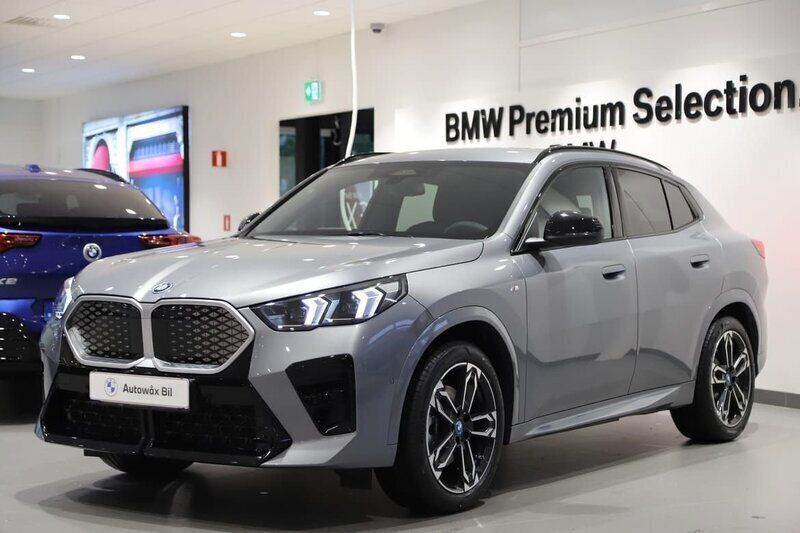 Grå Begagnad 2024 BMW iX2 M Sport SUV | 599 000 kr (Bra pris) - Bild 1/3