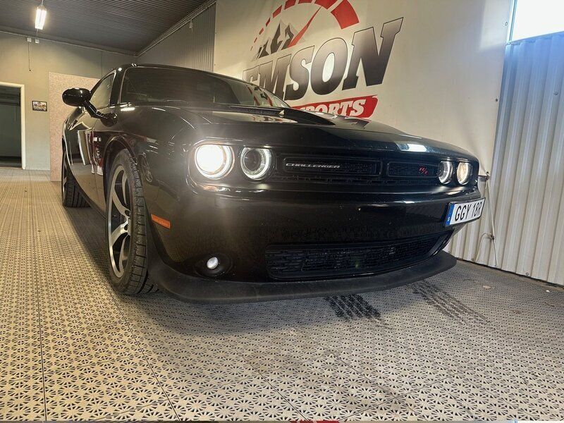 Svart Begagnad 2018 Dodge Challenger Sportkupé | 429 900 kr (Marknadspris) - Bild 1/4