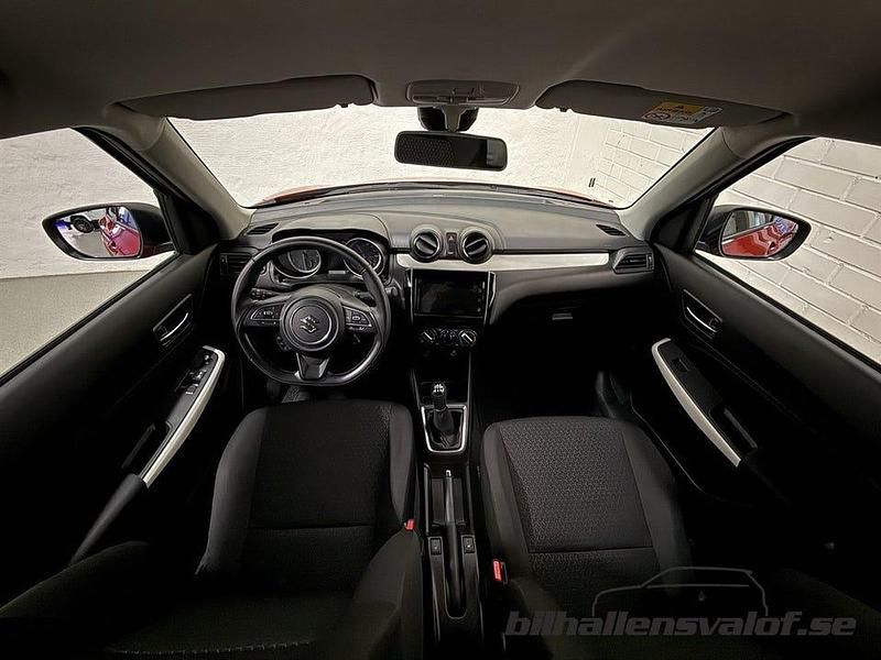 Begagnad Suzuki Swift 83 HK (61 kW) 2023 Fervent red Halvkombi