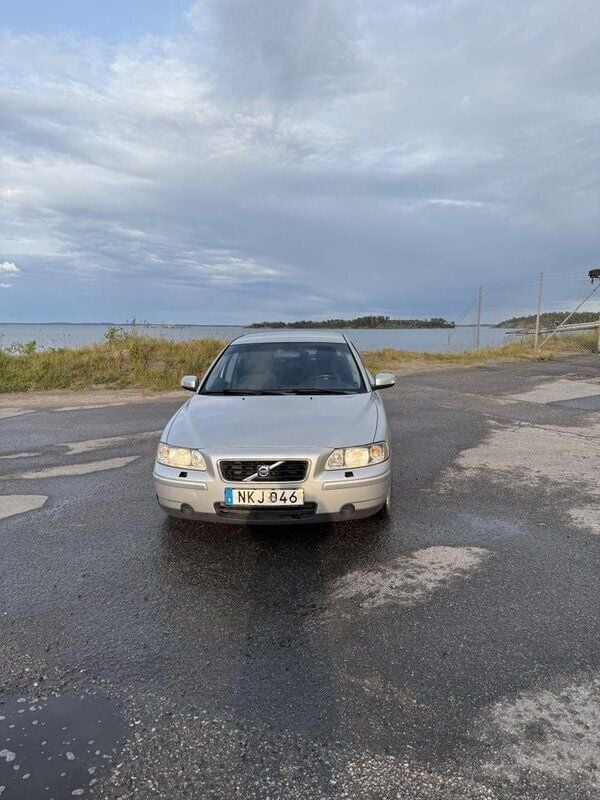 Grå Begagnad 2007 Volvo S60 Kinetic Sedan | 35 000 kr (Marknadspris) - Bild 1/2