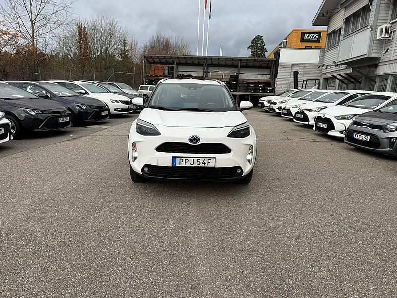 Vit Begagnad 2022 Toyota Yaris Cross Active SUV | 189 900 kr - Bild 1/4
