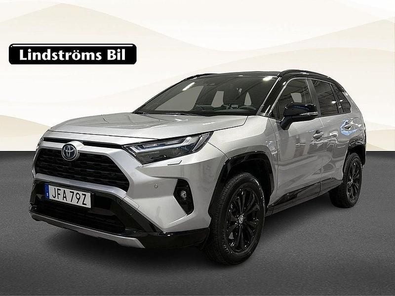 Grå Begagnad 2025 Toyota RAV4 Hybrid Style SUV | 489 900 kr (Marknadspris) - Bild 1/3