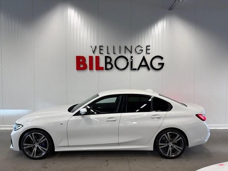 Vit Begagnad 2019 BMW 330 M Sport Sedan | 329 500 kr (Marknadspris) - Bild 1/4
