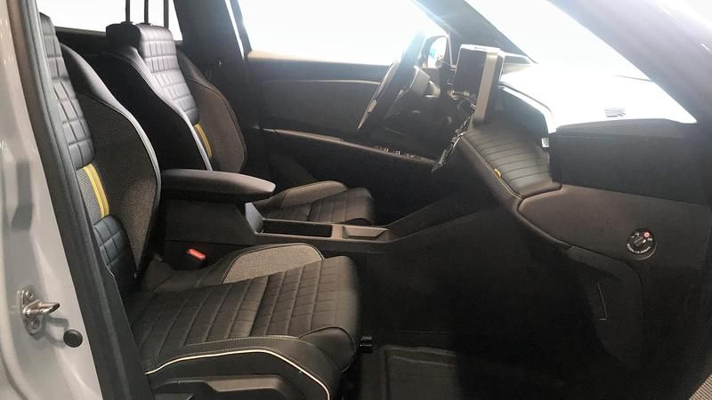 Begagnad Renault 4 E-Tech Iconic 110 kW (150 HK) 2025 Svart (black) SUV