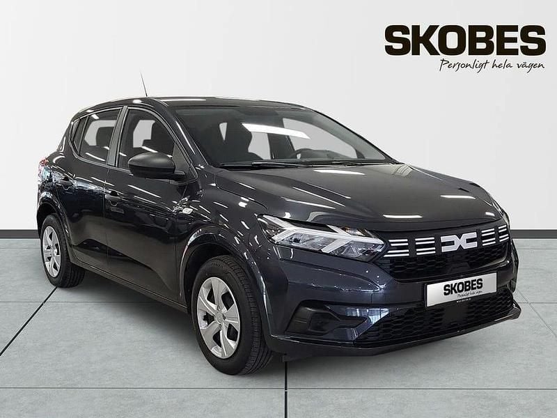 Grå Begagnad 2023 Dacia Sandero Essentiel Halvkombi | 124 500 kr (Bra pris) - Bild 1/4
