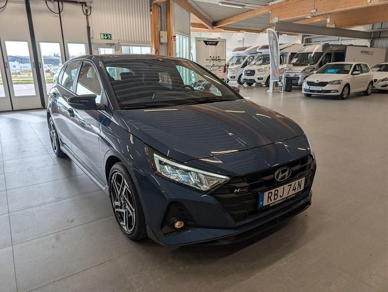 Blå Ny 2024 Hyundai i20 N Line Halvkombi | 239 900 kr (Marknadspris) - Bild 1/4