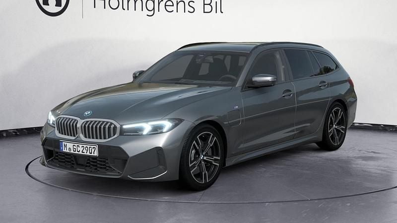 Grå Begagnad 2024 BMW 330e M Sport Kombi | 499 800 kr (Dyr) - Bild 1/4