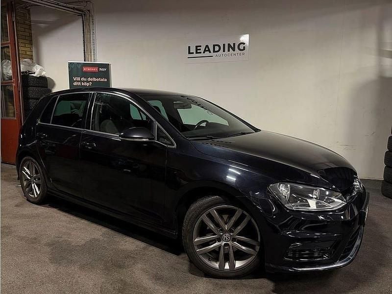 Svart Begagnad 2016 VW Golf VII R-line | 129 900 kr (Marknadspris) - Bild 1/4
