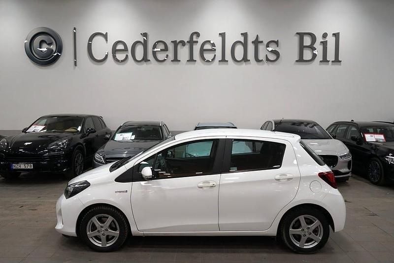 Vit Begagnad 2016 Toyota Yaris Hybrid Halvkombi | 124 900 kr (Marknadspris) - Bild 1/4