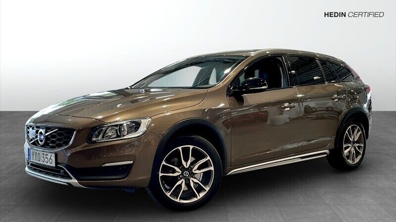 Brun (brown) Begagnad 2017 Volvo V60 CC Summum Kombi | 235 000 kr (Marknadspris) - Bild 1/4