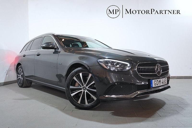 Grå Begagnad 2020 Mercedes E300 Kombi | 239 900 kr (Dyr) - Bild 1/4
