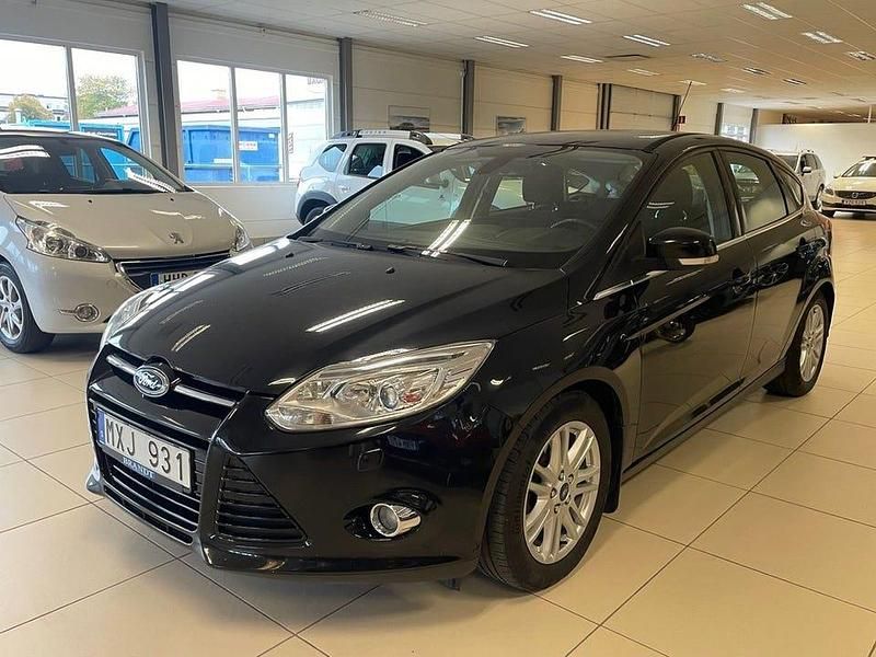 Svart Begagnad 2013 Ford Focus Titanium Halvkombi | 59 900 kr (Marknadspris) - Bild 1/4