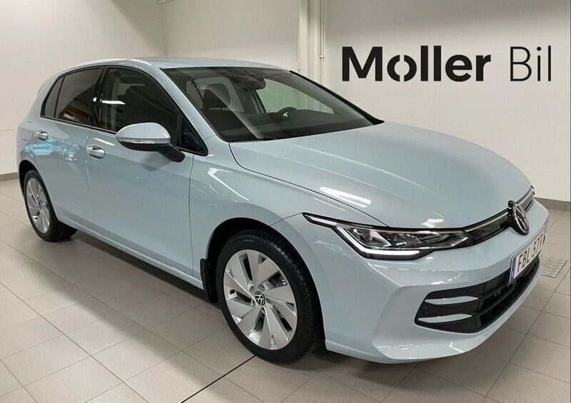 Ljusblå (crystal ice blue metallic) Ny 2025 VW Golf VIII Edition Halvkombi | 289 000 kr (Superpris) - Bild 1/4