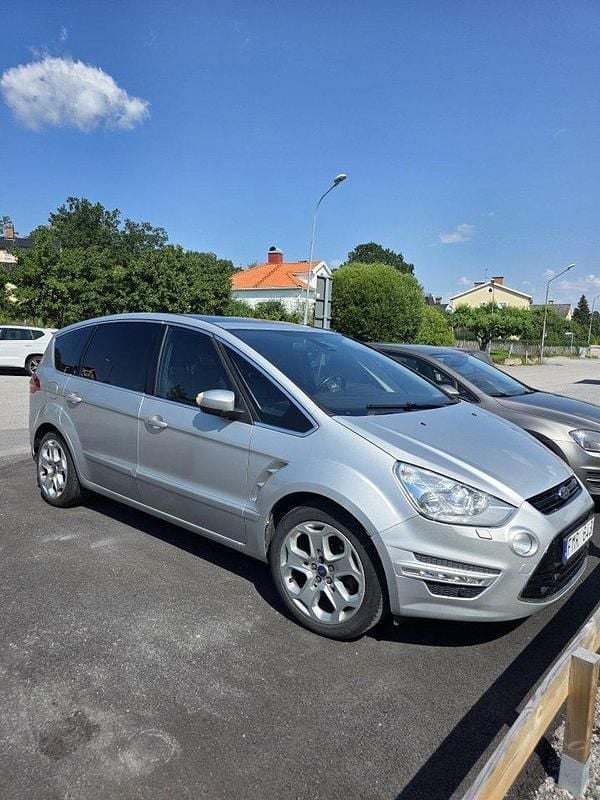 Grå Begagnad 2011 Ford S-MAX Business Edition Minibuss | 55 000 kr (Superpris) - Bild 1/4