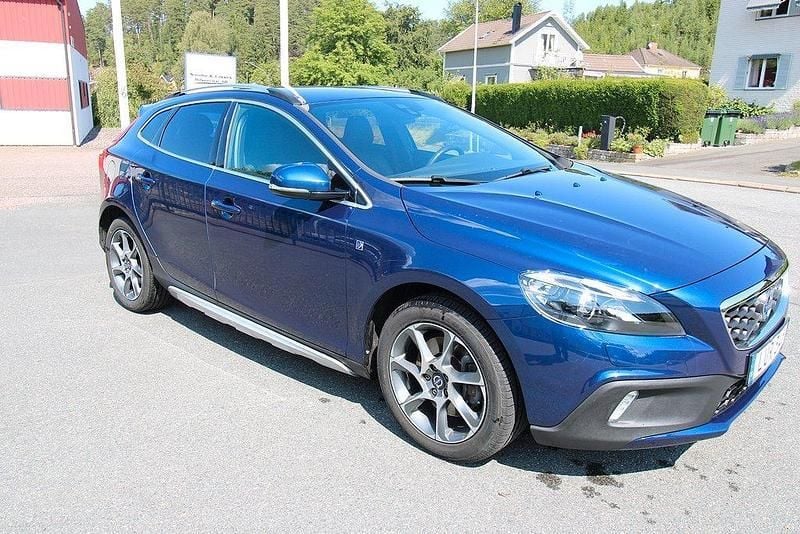 Blå Begagnad 2015 Volvo V40 CC Ocean Race Kombi | 159 900 kr (Marknadspris) - Bild 1/4