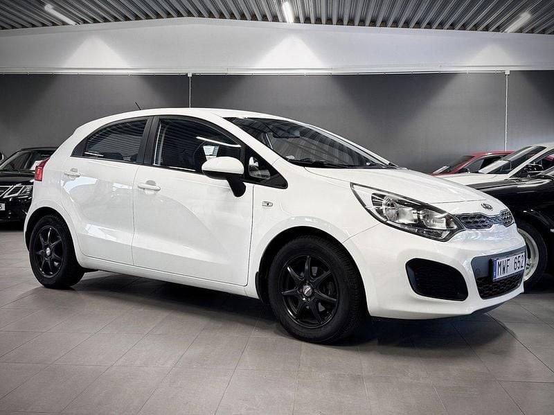 Vit Begagnad 2012 Kia Rio Halvkombi | 69 900 kr (Marknadspris) - Bild 1/4