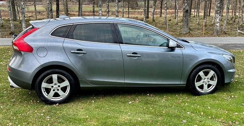 Begagnad 2016 Volvo V40 R-Design Halvkombi | 139 000 kr (Bra pris) - Bild 1/4