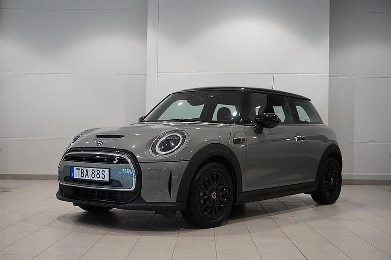 Grå Begagnad 2022 Mini Cooper Essential Halvkombi | 209 900 kr (Bra pris) - Bild 1/4