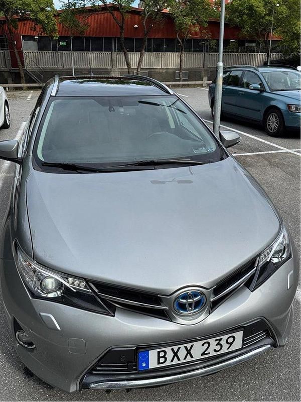 Grå Begagnad 2014 Toyota Auris Touring Sports Executive Kombi | 77 000 kr (Bra pris) - Bild 1/4