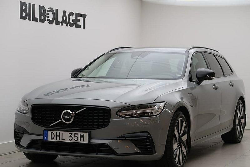 Grå Begagnad 2024 Volvo V90 Plus Kombi | 514 800 kr (Marknadspris) - Bild 1/4
