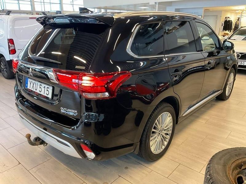 Begagnad Mitsubishi Outlander 224 HK (164 kW) 2019 Svart SUV