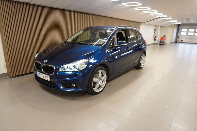 Blå Begagnad 2016 BMW 218 Active Tourer Advantage Minibuss | 139 700 kr (Marknadspris) - Bild 1/4