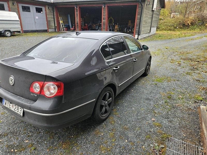 Brun Begagnad 2006 VW Passat Highline Sedan | 33 000 kr - Bild 1/4
